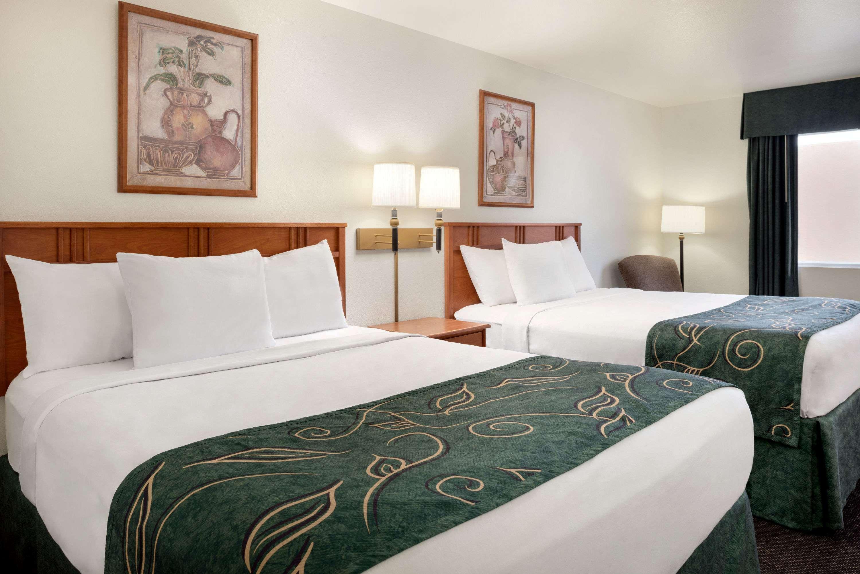 Travelodge By Wyndham Clinton Valley West Court Esterno foto